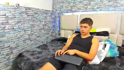 Snapshot of julian_wolf18 chatting on September 29, 2025, 2:11 pm julian online show from September 29, 2025, 2:11 pm