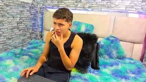 Snapshot of julian_wolf18 chatting on September 30, 2025, 2:22 pm julian online show from September 30, 2025, 2:22 pm