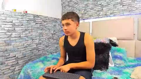 Snapshot of julian_wolf18 chatting on October 14, 2025, 6:09 pm julian online show from October 14, 2025, 6:09 pm