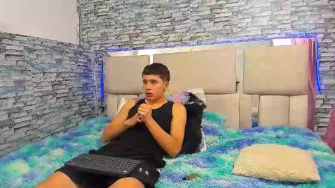 Snapshot of julian_wolf18 chatting on October 15, 2025, 3:23 pm julian online show from October 15, 2025, 3:23 pm