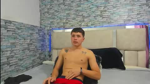 Snapshot of julian_wolf18 chatting on November 6, 2025, 5:58 pm julian online show from November 6, 2025, 5:58 pm