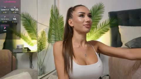 JuliaQuin online show from October 6, 2025, 2:20 am