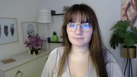 Julie online show from November 18, 2025, 2:43 pm