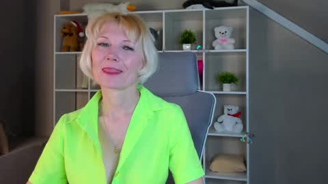 Julie Lucasss online show from April 9, 2026, 12:54 am