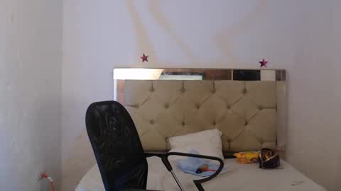 Snapshot of julieta__fox_ chatting on February 4, 2025, 6:04 am julieta__fox_ online show from February 4, 2025, 6:04 am