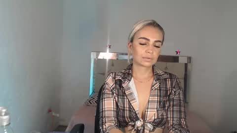 Snapshot of julieta__fox_ chatting on February 23, 2025, 2:18 am julieta__fox_ online show from February 23, 2025, 2:18 am