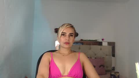 Snapshot of julieta__fox_ chatting on March 10, 2025, 5:00 am julieta__fox_ online show from March 10, 2025, 5:00 am