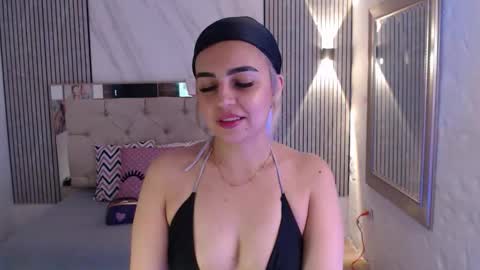 julieta__fox_ online show from February 2, 2026, 9:35 pm