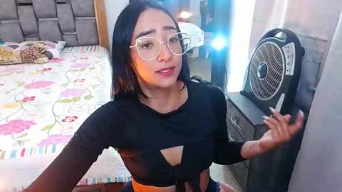 Snapshot of julieta_art1 chatting on February 2, 2025, 12:30 am julieta art1 online show from February 2, 2025, 12:30 am