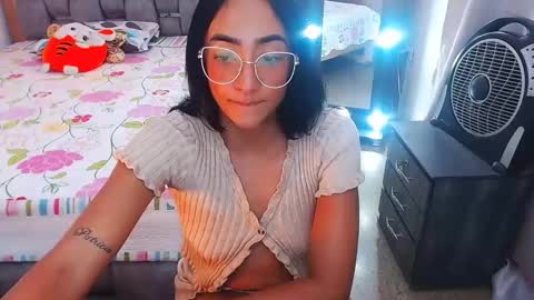 Snapshot of julieta_art1 chatting on February 6, 2025, 10:53 pm julieta art1 online show from February 6, 2025, 10:53 pm
