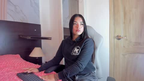 Snapshot of julieta_parker_ chatting on February 8, 2025, 12:06 pm Julieta online show from February 8, 2025, 12:06 pm