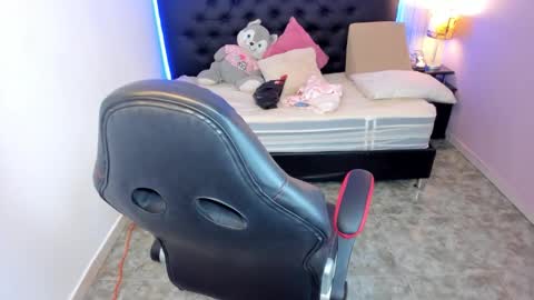 Julieth  online show from October 12, 2025, 1:10 pm