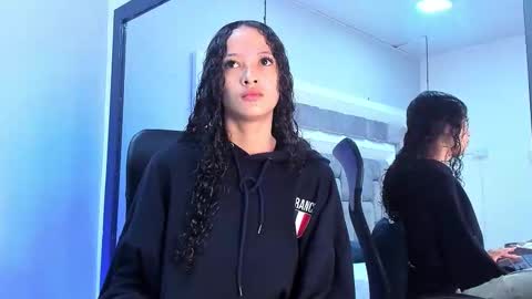 Hi guys It is a pleasure to have you here I am Julieta  online show from October 9, 2025, 11:52 am