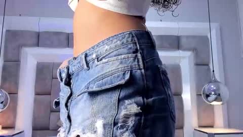 Hi guys It is a pleasure to have you here I am Julieta  online show from November 5, 2025, 11:54 am