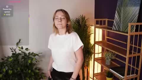 Mia online show from September 17, 2025, 3:08 am