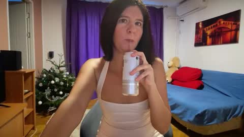 Snapshot of julietterosie chatting on December 16, 2025, 11:37 am Rose online show from December 16, 2025, 11:37 am