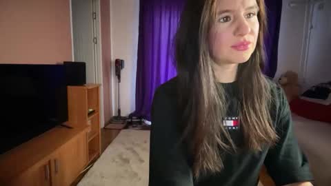 Snapshot of julietterosie chatting on March 4, 2026, 9:37 am Rose online show from March 4, 2026, 9:37 am