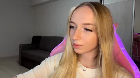 Sofie online show from November 8, 2025, 3:34 pm