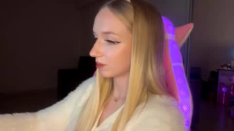 Sofie online show from November 10, 2025, 9:25 pm