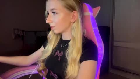 Sofie online show from November 12, 2025, 4:51 pm