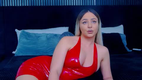 Julia online show from November 25, 2025, 2:39 pm