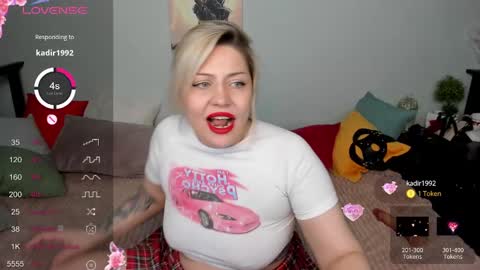 Snapshot of jully_rox chatting on February 17, 2025, 3:09 pm Jully online show from February 17, 2025, 3:09 pm