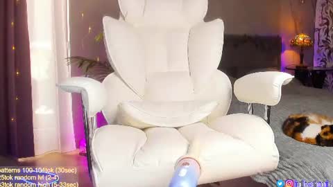Julia online show from July 21, 2026, 4:37 am