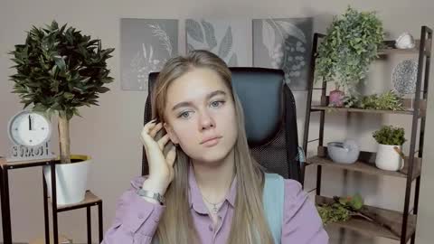 junewoods online show from November 12, 2025, 7:42 am