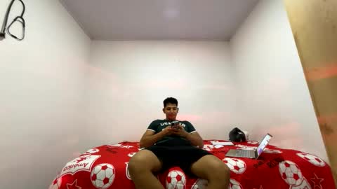 junior_osorio_2 online show from January 19, 2026, 2:48 am