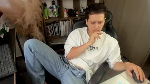 Snapshot of just_thatguy_ chatting on October 20, 2025, 6:41 pm know me online show from October 20, 2025, 6:41 pm