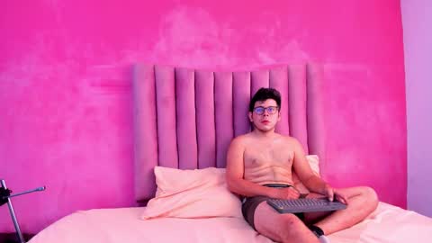 JUSTIN Y JAZMIN online show from December 16, 2025, 7:08 pm