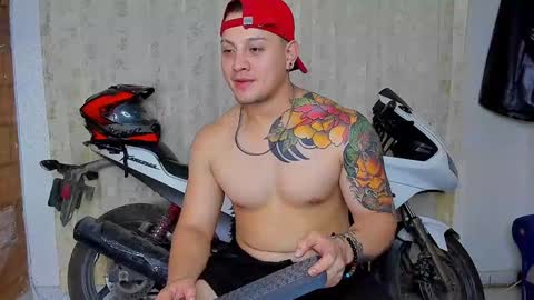 Snapshot of kaledd_musclee chatting on December 22, 2024, 3:22 am Kaledd musclees room Master online show from December 22, 2024, 3:22 am