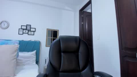 Kamilalopez online show from November 4, 2025, 11:04 pm