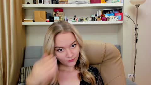 Snapshot of kara_smith_ chatting on December 1, 2024, 9:26 pm Kara. Off from 15th till 24th of December online show from December 1, 2024, 9:26 pm