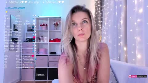 Julia online show from March 3, 2025, 10:52 pm