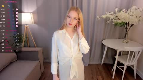 Snapshot of karen_lowe chatting on September 26, 2025, 7:23 am Annie online show from September 26, 2025, 7:23 am