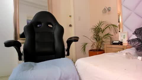Snapshot of karina_mason chatting on February 25, 2025, 7:42 am Karina online show from February 25, 2025, 7:42 am