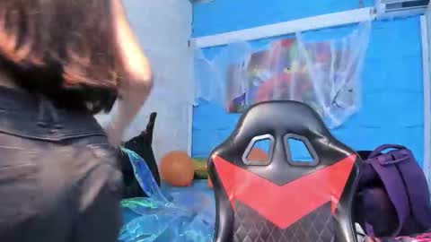 karinatompson online show from October 24, 2025, 9:33 pm