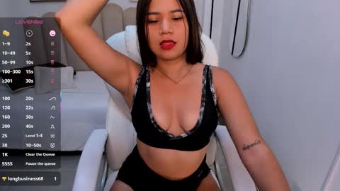 karliie kloss   online show from November 19, 2025, 3:50 am