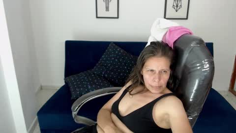 Snapshot of karlye_hot chatting on December 11, 2024, 6:04 am KARLYE online show from December 11, 2024, 6:04 am