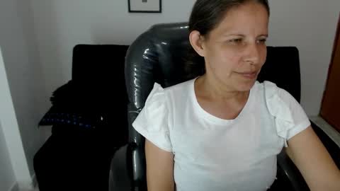 Snapshot of karlye_hot chatting on December 21, 2024, 1:26 am KARLYE online show from December 21, 2024, 1:26 am