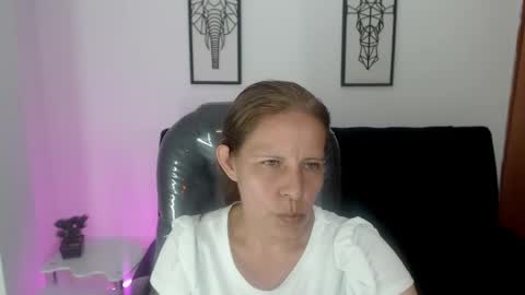 Snapshot of karlye_hot chatting on February 18, 2025, 5:42 am KARLYE online show from February 18, 2025, 5:42 am