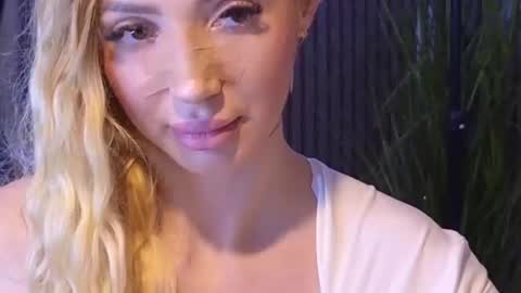 Julia online show from June 28, 2026, 7:42 pm