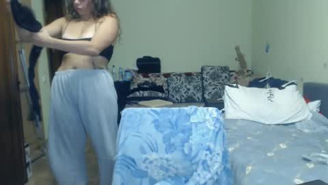 Snapshot of karolinasweet chatting on December 5, 2024, 10:01 pm Mila online show from December 5, 2024, 10:01 pm