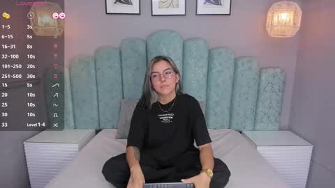 Snapshot of karoll_santos chatting on December 15, 2024, 8:08 am Karol Santos online show from December 15, 2024, 8:08 am