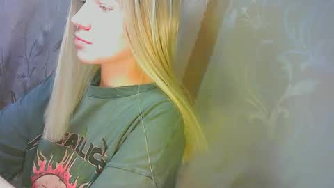 Snapshot of karolynafox chatting on September 11, 2025, 10:15 am Caroline Fox online show from September 11, 2025, 10:15 am