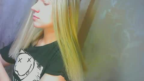 Snapshot of karolynafox chatting on September 20, 2025, 8:37 am Caroline Fox online show from September 20, 2025, 8:37 am