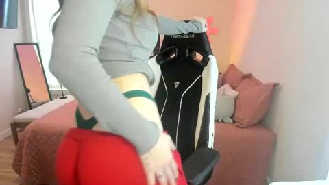 Snapshot of kassykitty29 chatting on December 15, 2024, 10:37 pm Kitty Kat online show from December 15, 2024, 10:37 pm