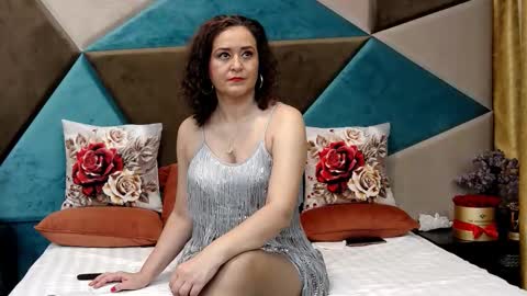 KateQueenston --  online show from December 20, 2025, 11:45 pm