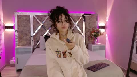 KatheGomez  online show from May 19, 2026, 2:40 am
